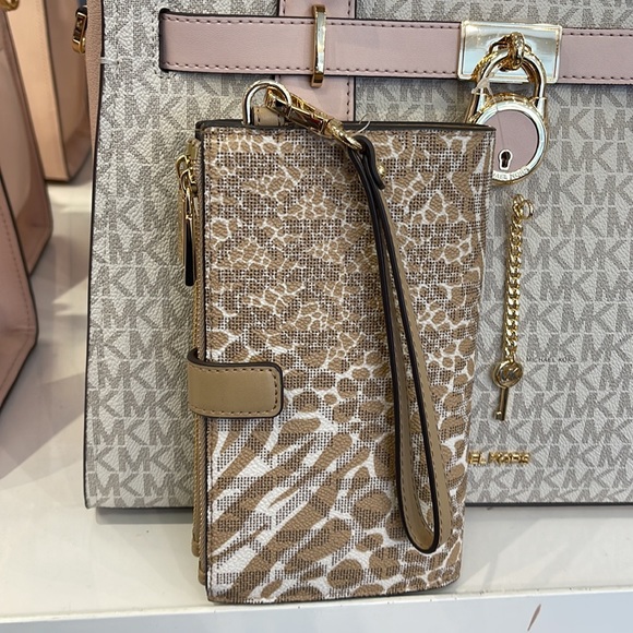 MICHAEL KORS LARGE DOUBLE ZIP WRISTLET WALLET PHONE CASE CLUTCH 
Camel Multi - Picture 3 of 16